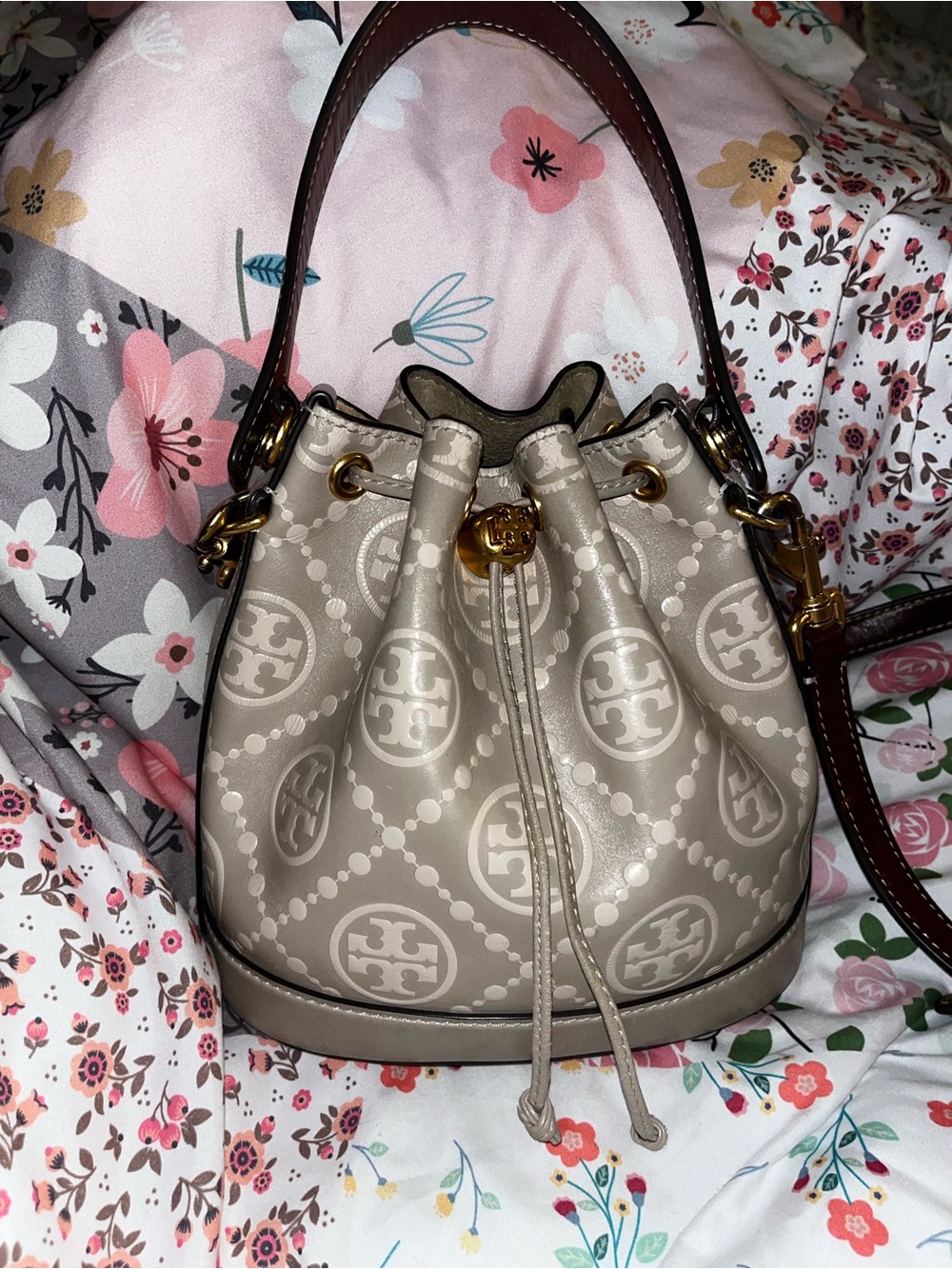 Tory Burch Cream Longan T monogram Bucket Bag - Picture 2 of 14